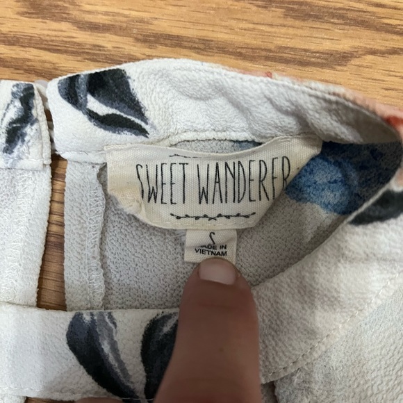 Floral Key Hole Top - Picture 3 of 5